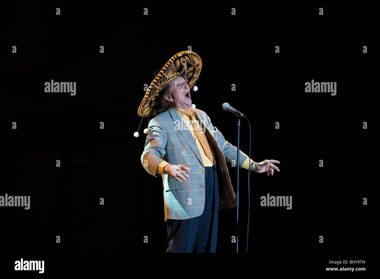 Sir Ken Dodd dans Sombrero sur scène Banque D'Images