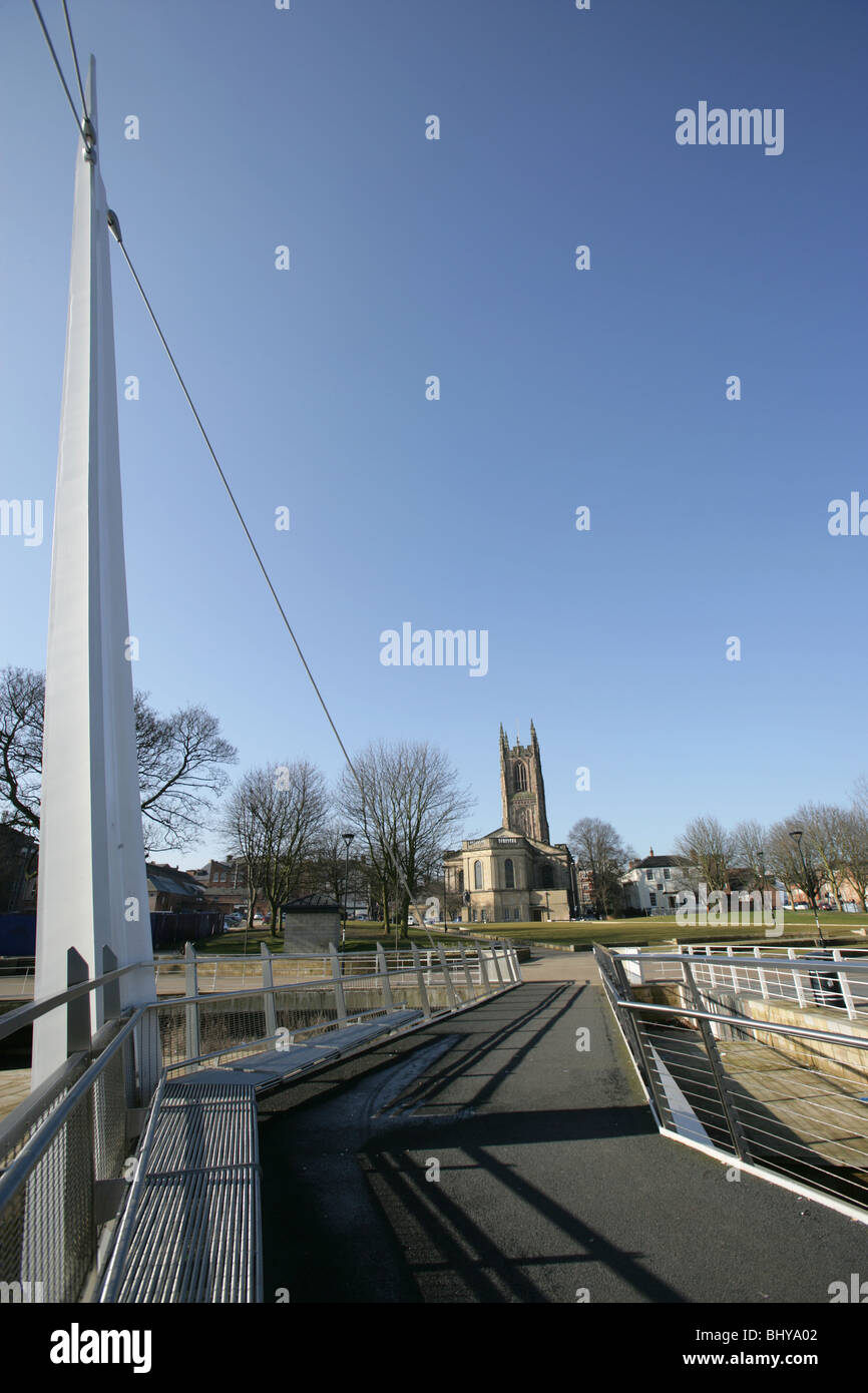 Ville de Derby, en Angleterre. Vert de la cathédrale et l'arrière de la cathédrale de Derby vu du pont tournant, sur la rivière Derwent. Banque D'Images