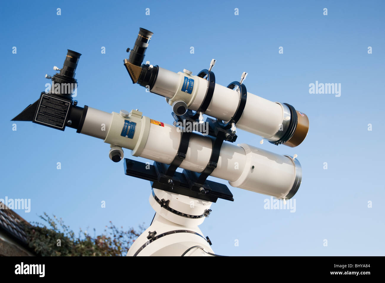 Les lunettes astronomiques astronomie mis en place avec des filtres  solaires pour voir le soleil en toute sécurité Photo Stock - Alamy