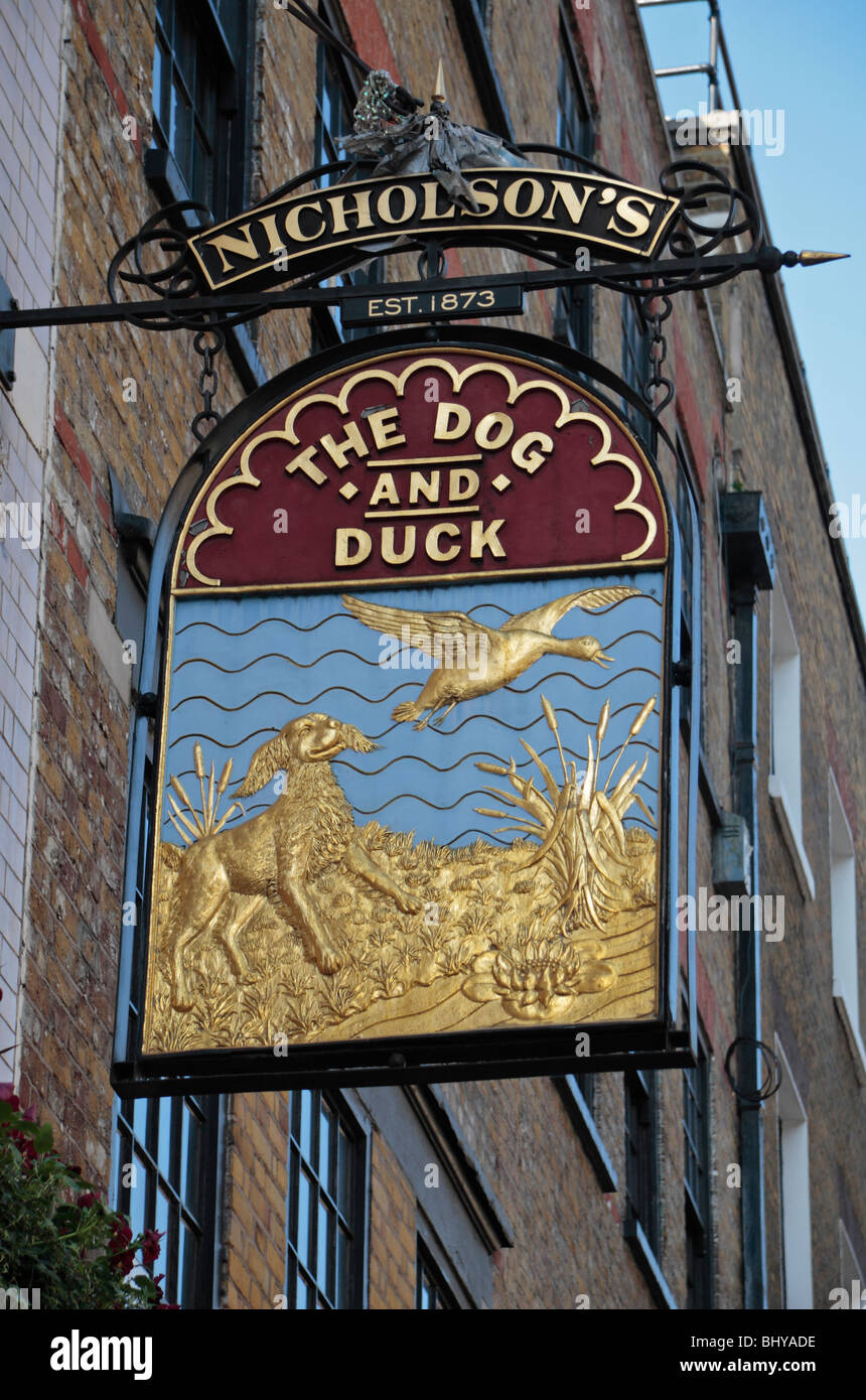 Un signe au-dessus le chien et canard public house, Londres. Nov 2009 Banque D'Images