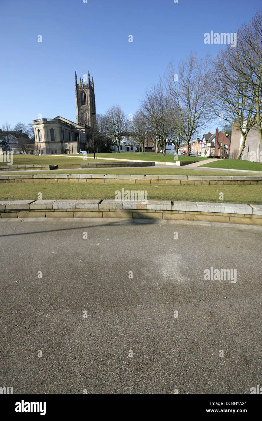 Ville de Derby, en Angleterre. Vert avec la cathédrale La cathédrale de Derby en arrière-plan. Vert cathédrale a été réaménagé en 2009. Banque D'Images