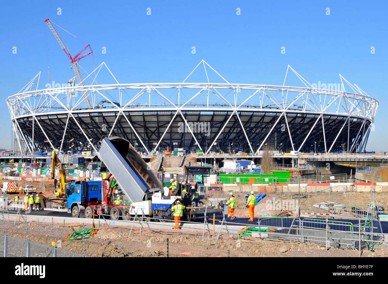 Londres Jeux olympiques paralympiques de 2012 construction du principal stade de sport activité travaux en cours Stratford Newham est Londres Angleterre Royaume-Uni Banque D'Images