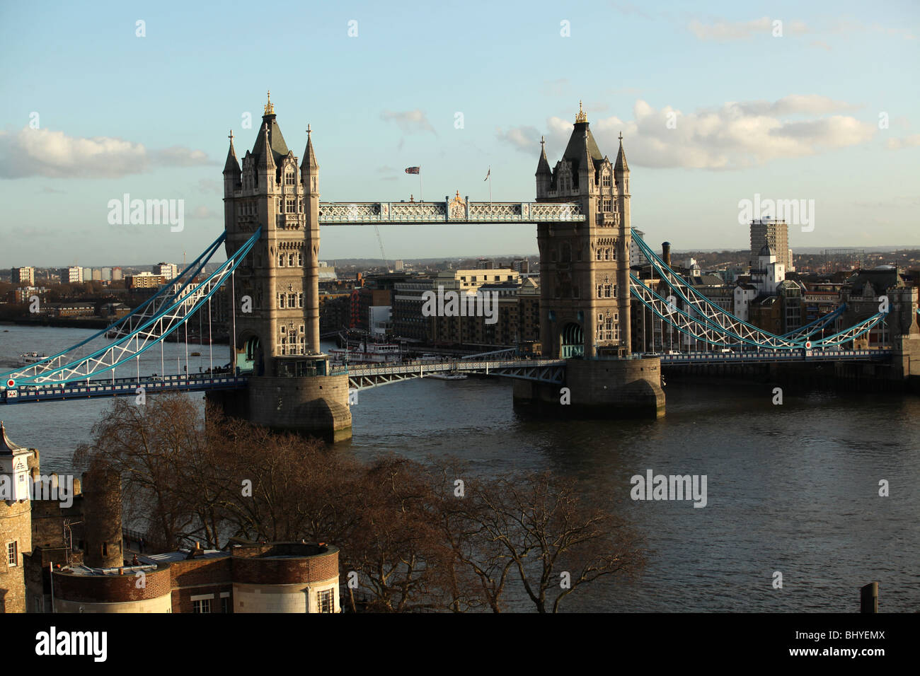 Vue unique sur le Tower Bridge vers le sud-est Banque D'Images