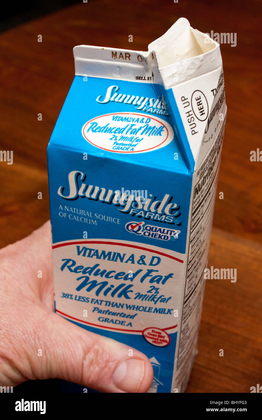 Carton de lait à teneur réduite en matières grasses Banque D'Images