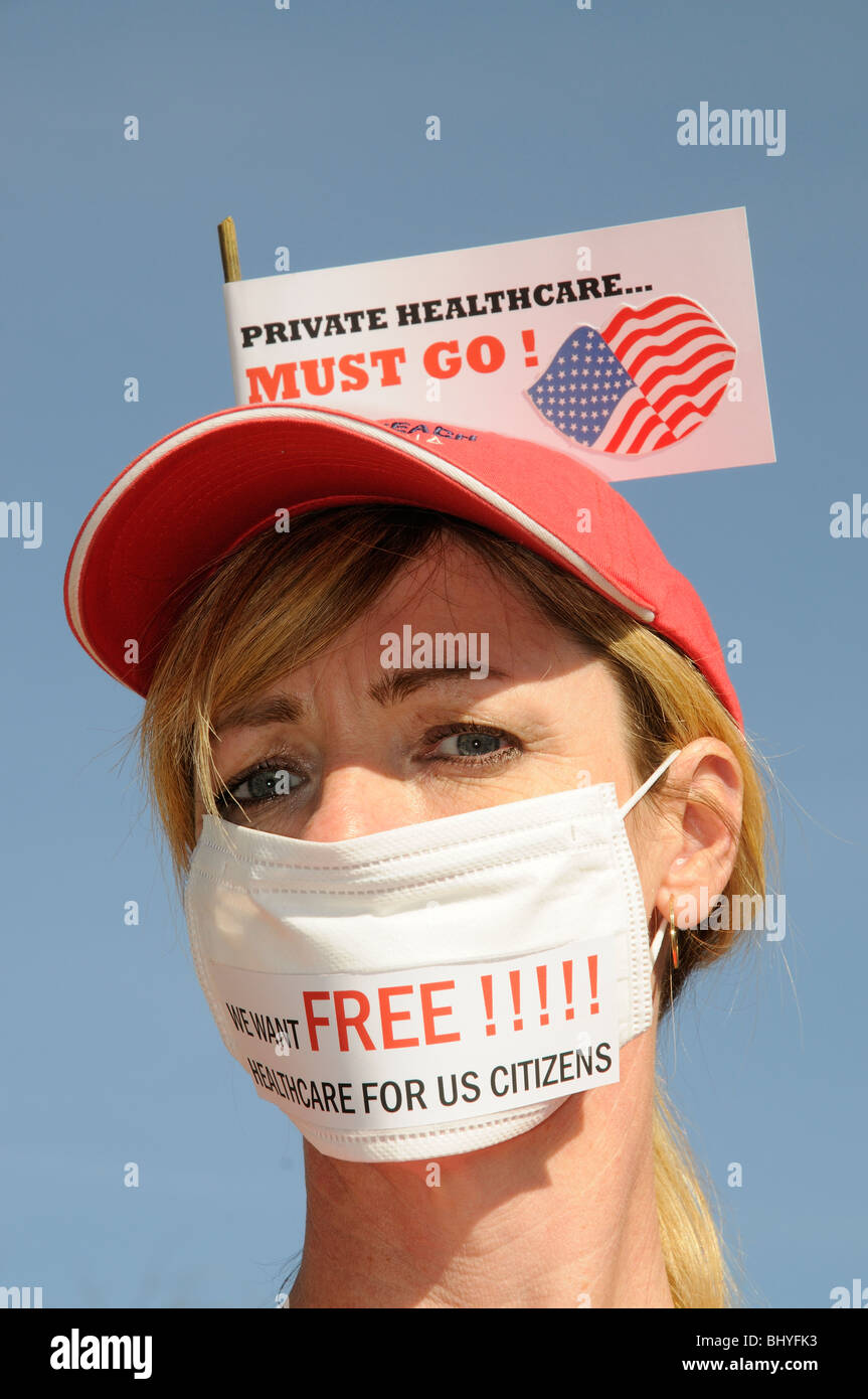 Private Healthcare en France doit aller manifestant femelle portant un masque médical Banque D'Images