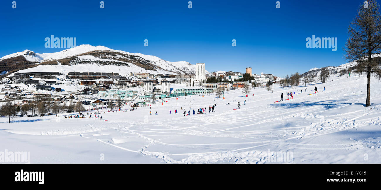 Vue panoramique sur le centre de la station du bas des pistes, à Sestrières, domaine skiable de La Voie Lactée, Italie Banque D'Images