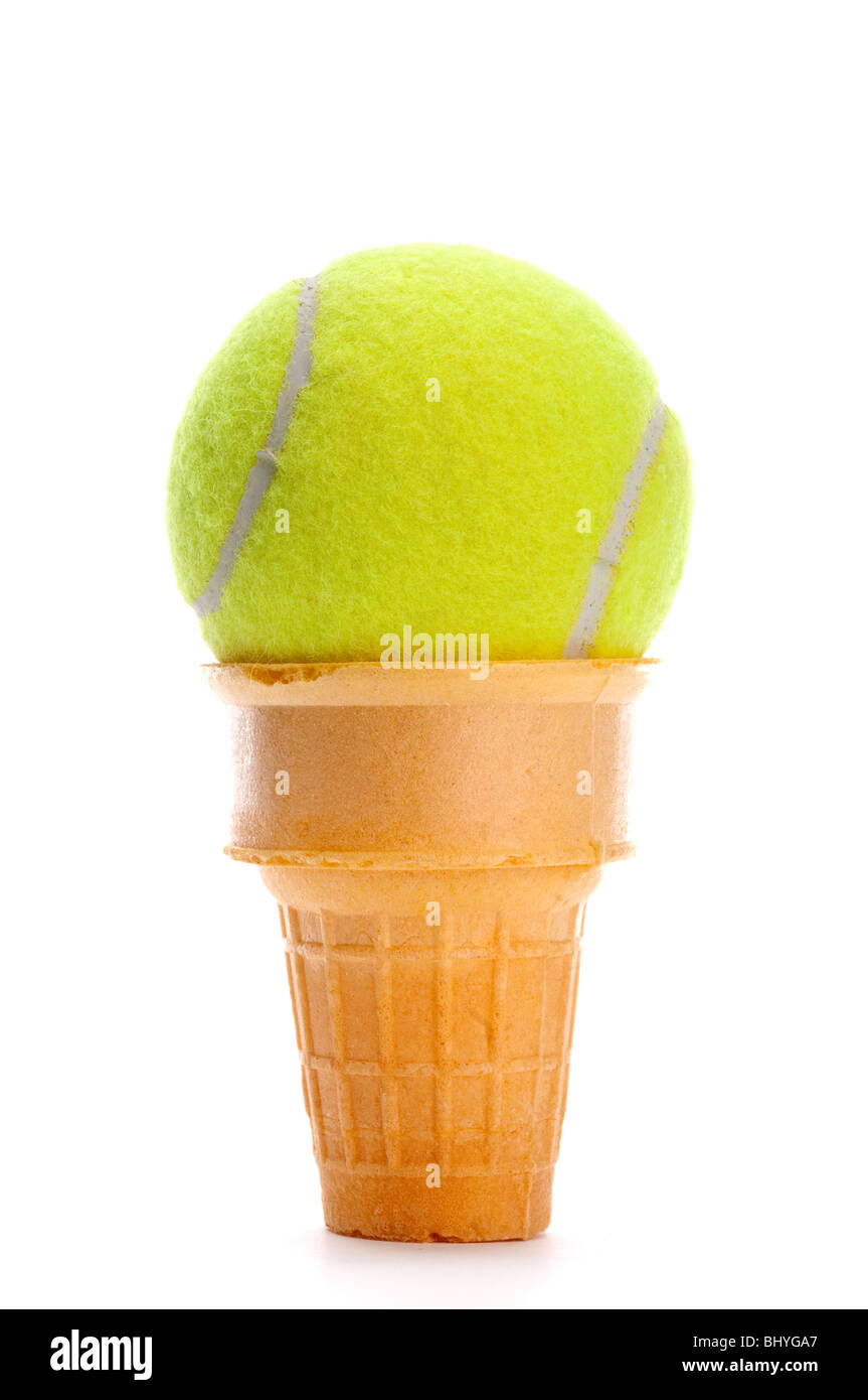 Vertical image d'une balle de tennis jaune dans un cornet de crème glacée sur blanc Banque D'Images