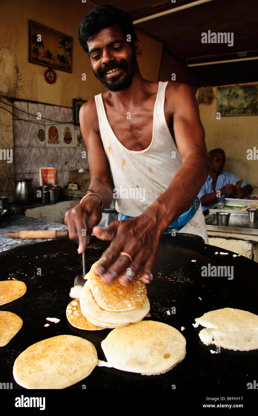 Un homme traditionnel cuisine Dosas dans un restaurant à Kanyakumari (Cap Comorin), Tamil Nadu, Inde Banque D'Images