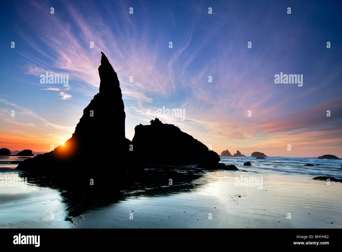 Les piles de la mer et le coucher du soleil à Bandon plage à marée basse. Oregon Banque D'Images