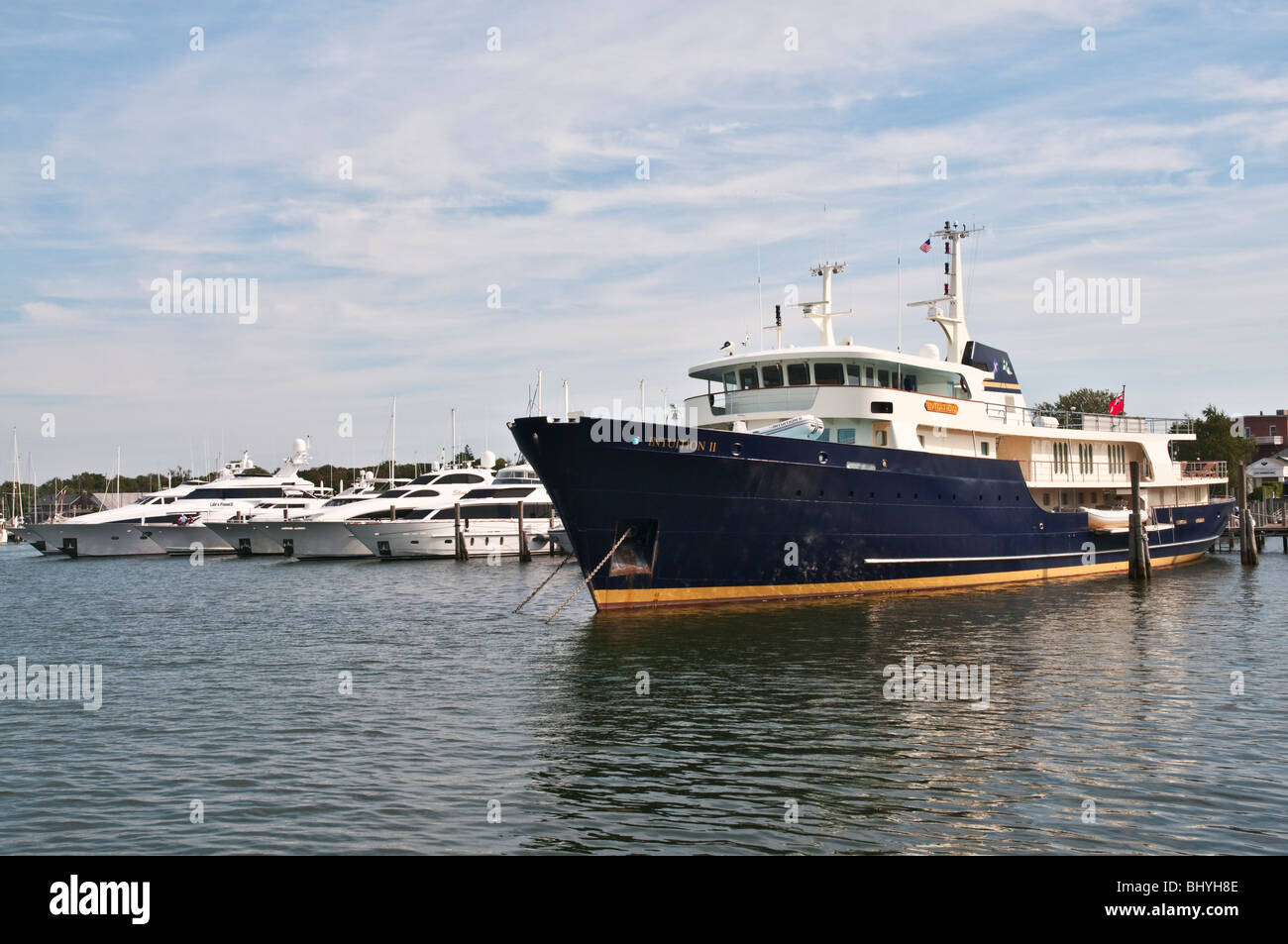 New York Long Island Sag Harbor mega yacht à moteur à marina Banque D'Images