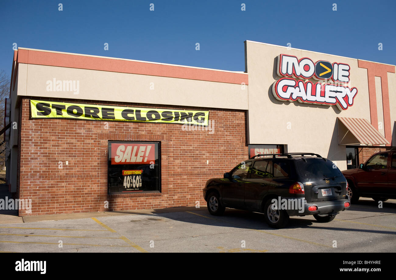 Un magasin de location de film Galerie vidéo annonce une fermeture de l'entreprise vendre à Bentonville, arche. Banque D'Images