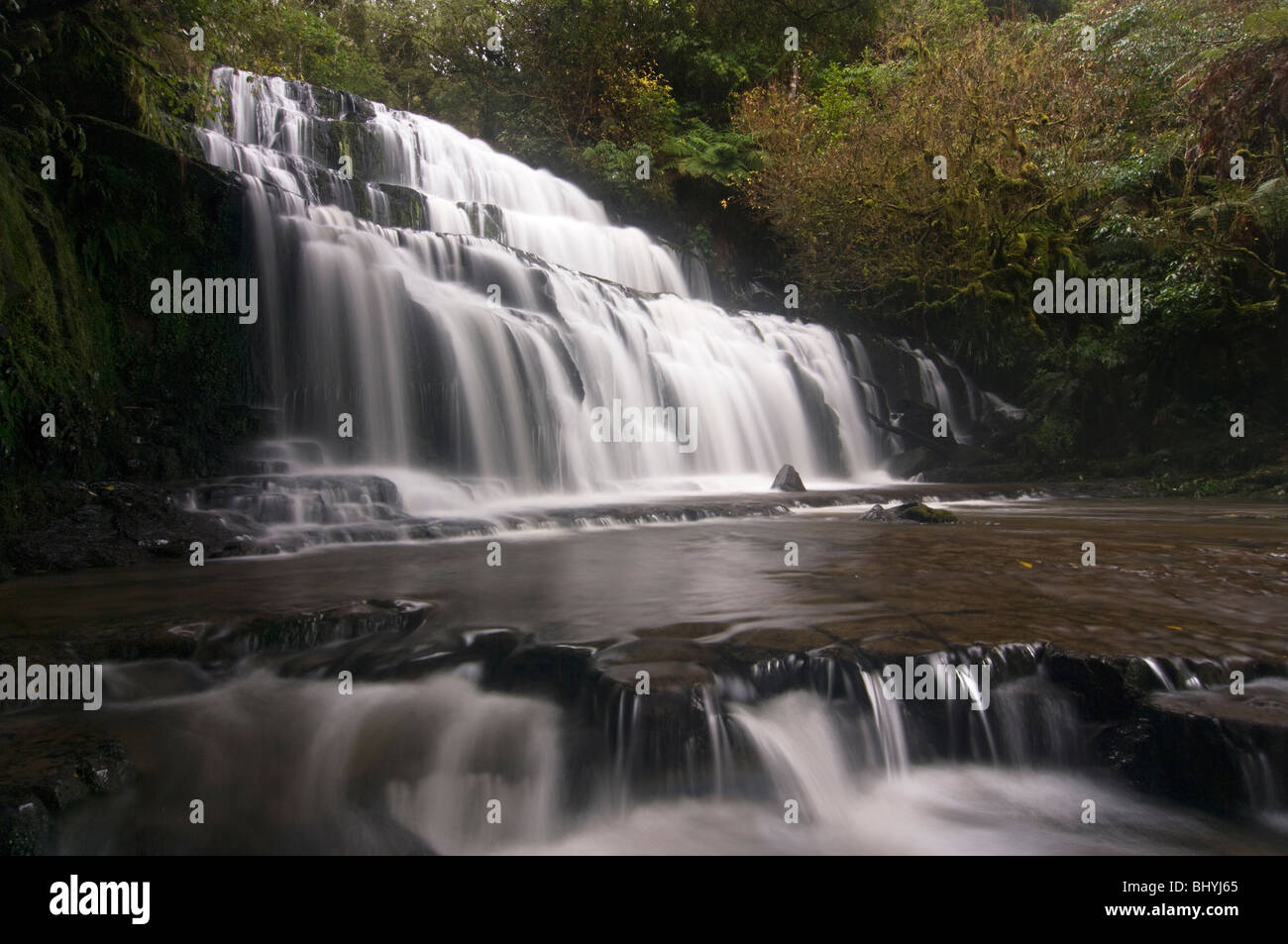 Les Purakaunui Falls qui sont une attraction touristique populaire dans le district de Catlins, Otago, Nouvelle-Zélande. Banque D'Images