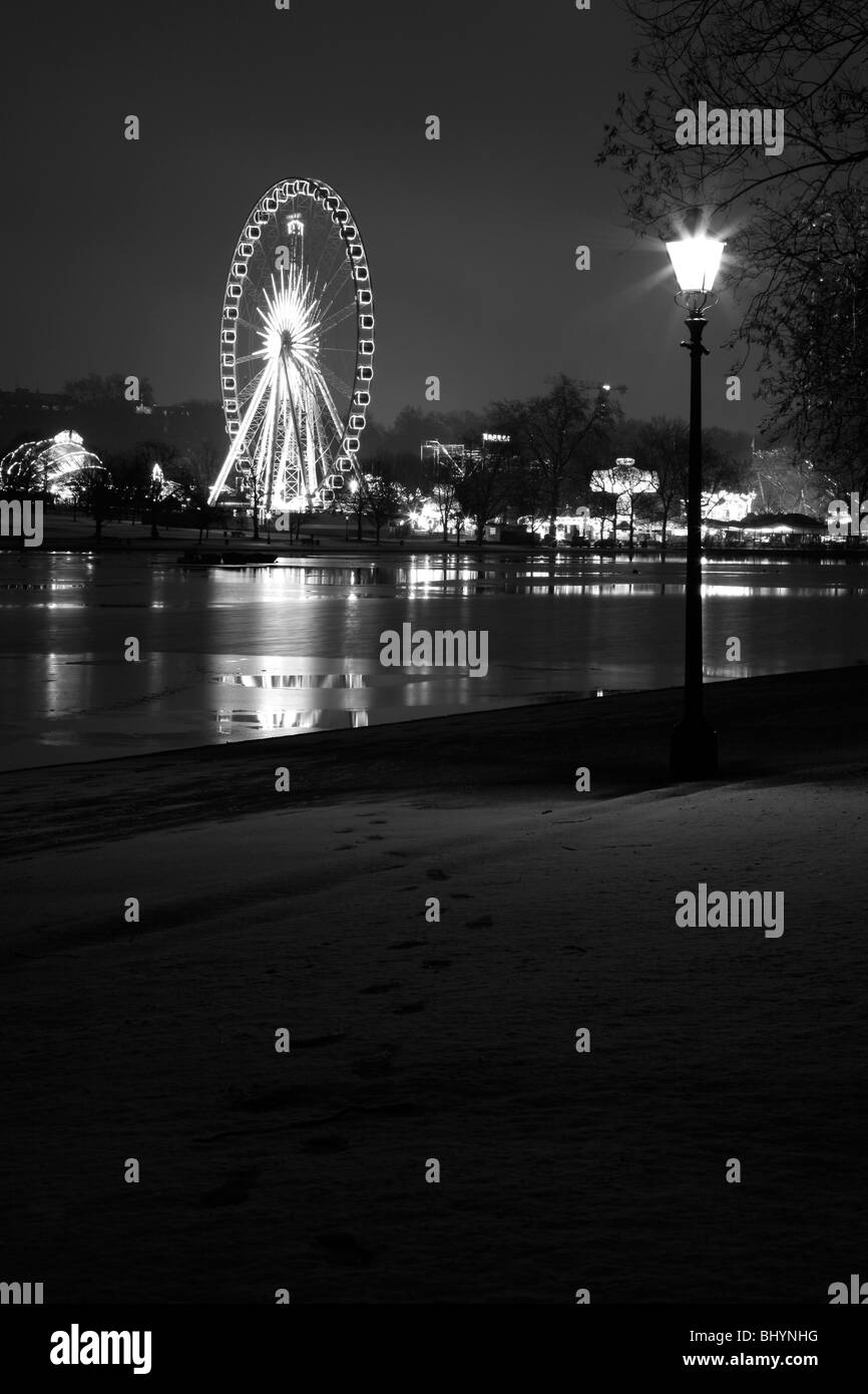 La recherche à travers le serpentin de la grande roue au Winter Wonderland, Hyde Park, London, UK Banque D'Images