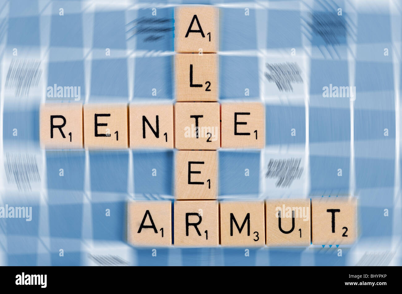 Les mots de l'âge, les pensions et la pauvreté composé de tuiles, la pauvreté des symbolphoto Banque D'Images