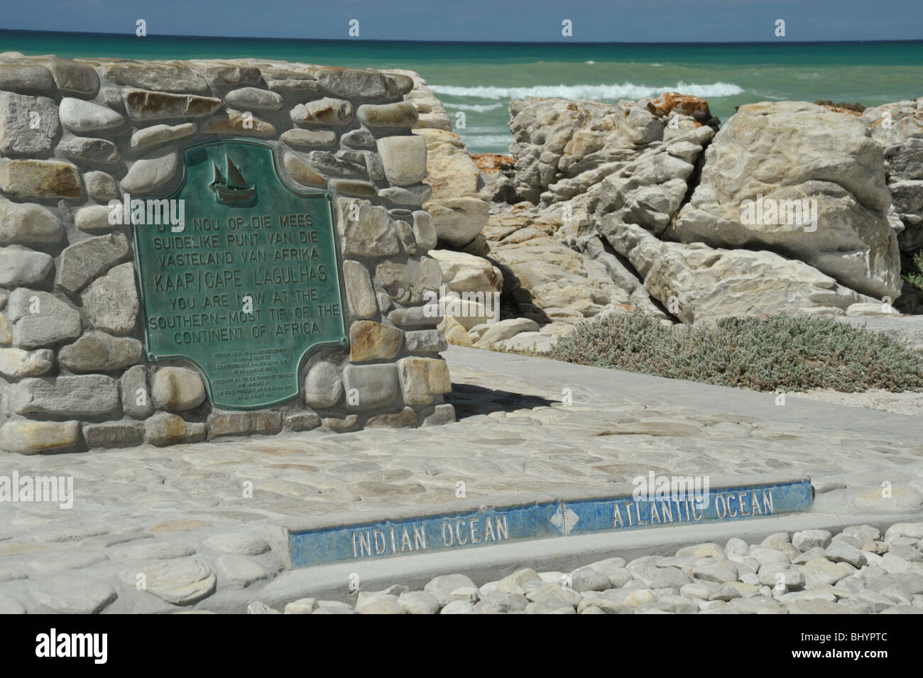 Agulhas National Park, Western Cape, Afrique du Sud, paysage, signe sur la plage marquant la pointe sud de l'Afrique, monument, paysages africains, lieux du monde Banque D'Images