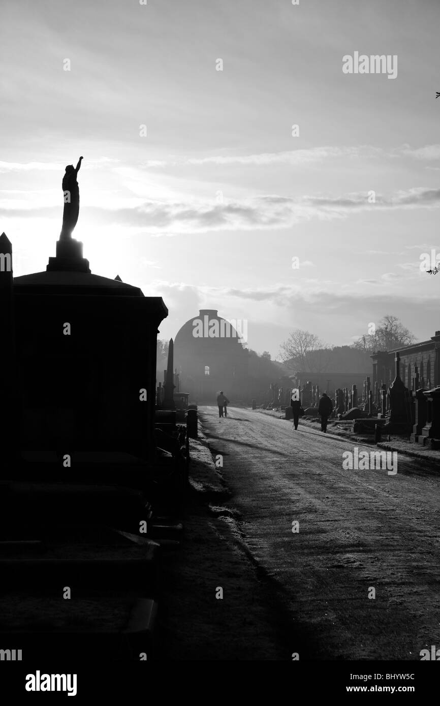 Vue vers le bas l'avenue centrale de l'Octogone Chapelle dans le cimetière de Brompton, West Brompton, Londres, UK Banque D'Images