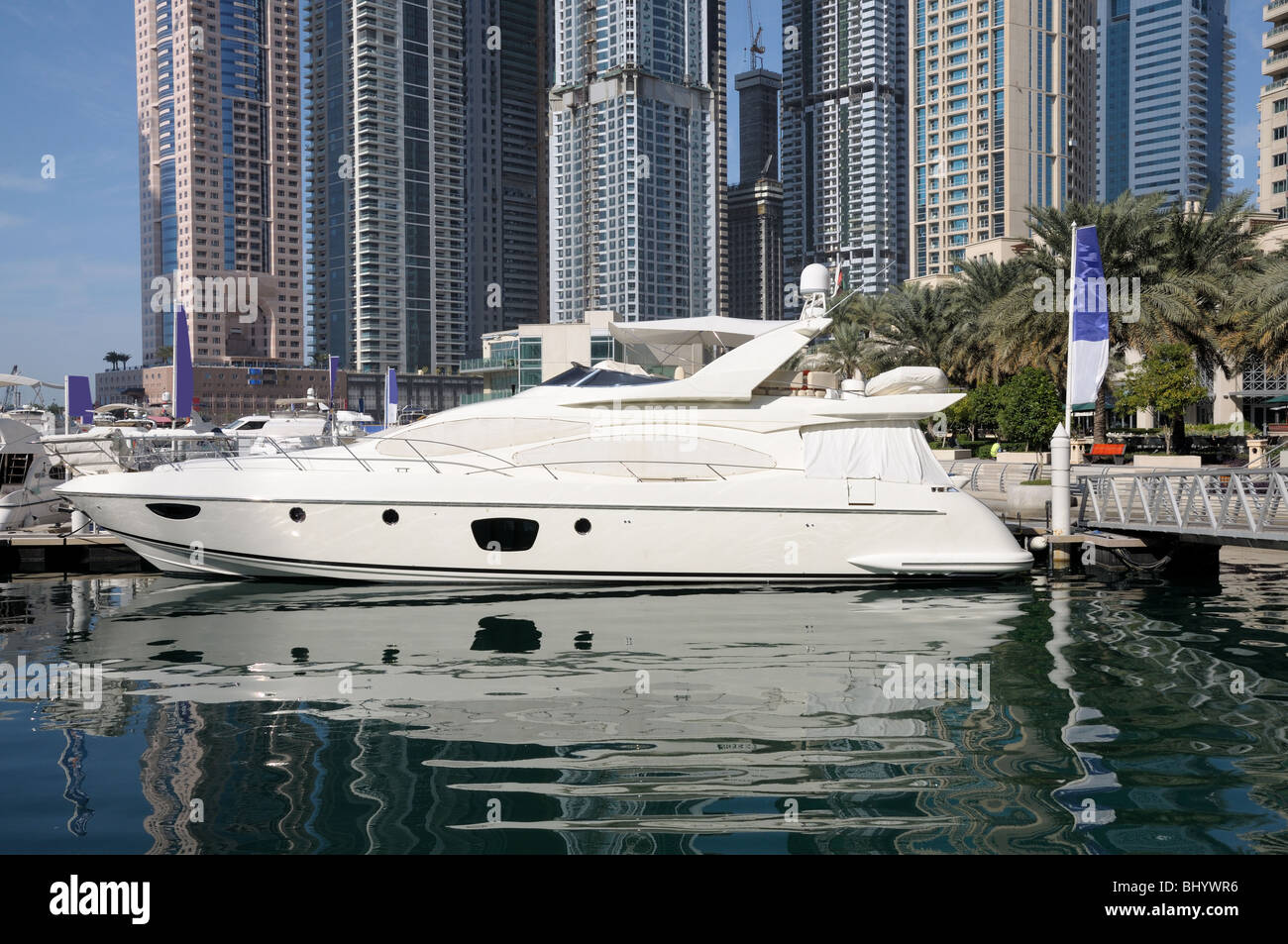 Luxury Motor Yacht dans la Marina de Dubaï, Émirats Arabes Unis Banque D'Images