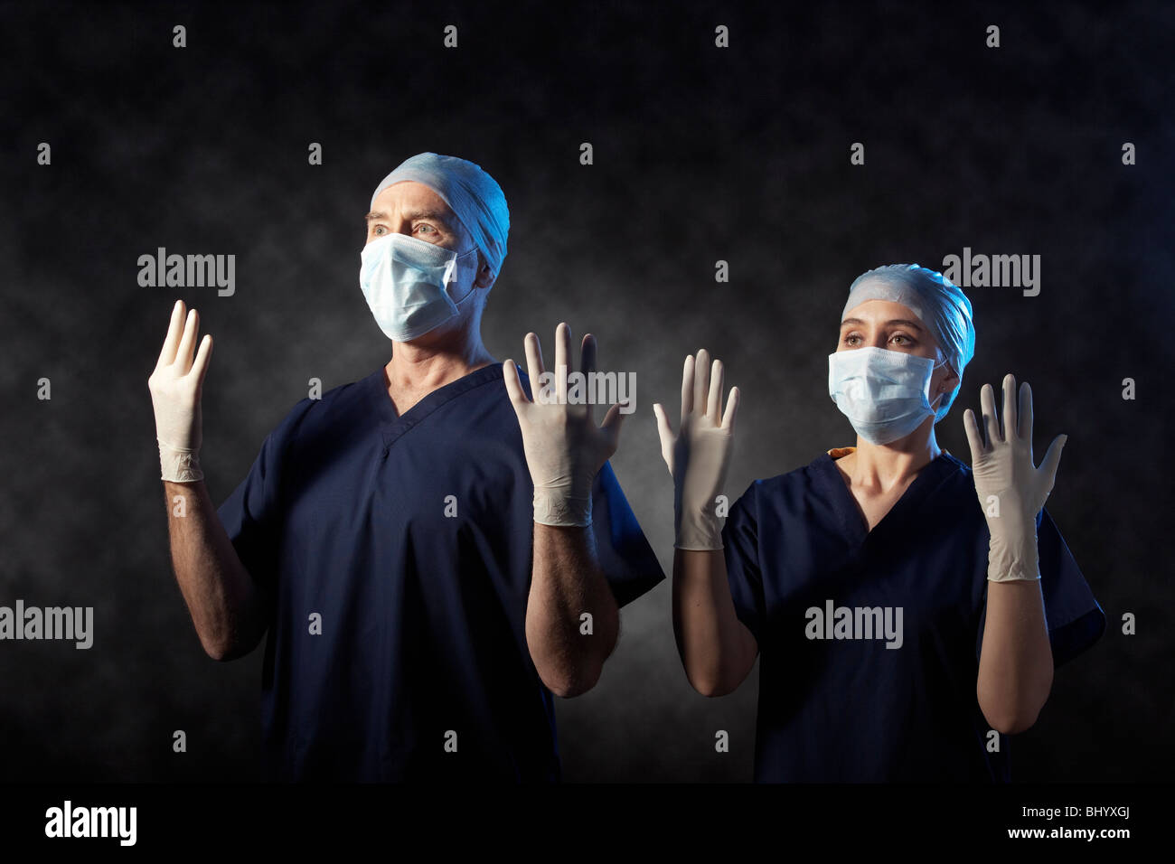 Hommes et femmes chirurgiens dans scrubs Banque D'Images