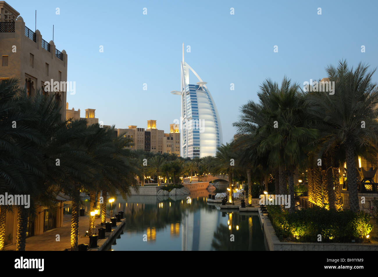 Le Madinat Jumeirah Resort au crépuscule. Dubaï, Émirats Arabes Unis Banque D'Images