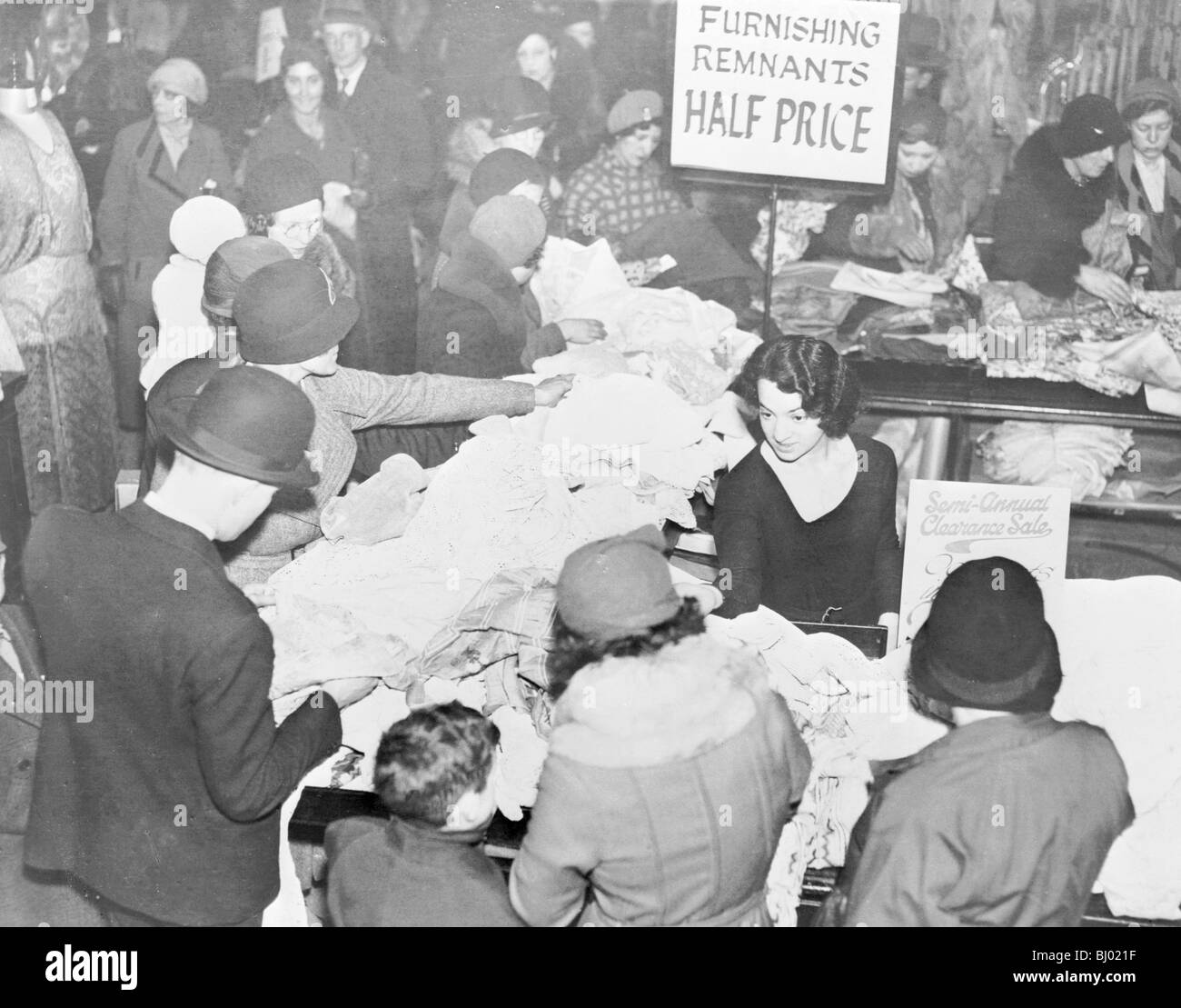Au cours de la vente de Noël de Selfridges, Oxford Street, Londres, 1933. Artiste : Inconnu Banque D'Images