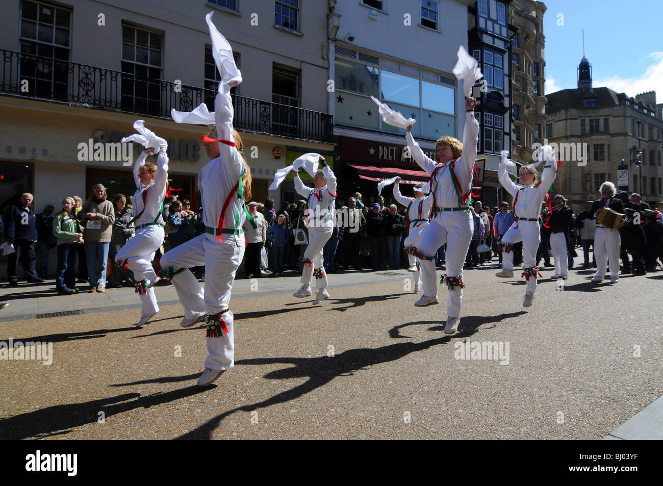 Morris Dancers en action. Cotswold Morris avec les mouchoirs et à l'Oxford Folk Festival Banque D'Images