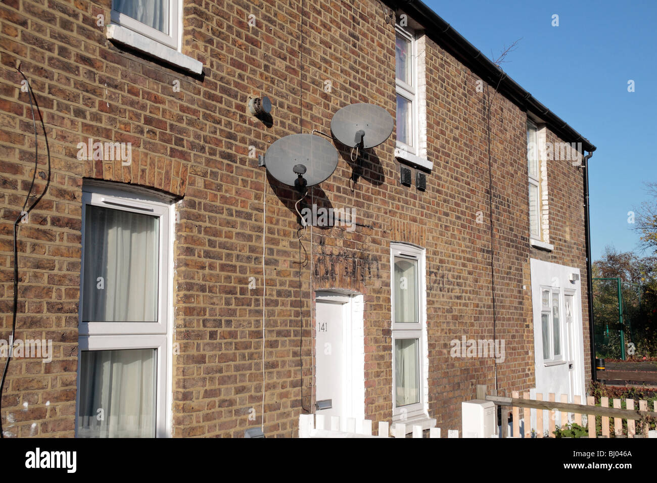 Chaînes de télévision plats sur les propriétés résidentielles de Hounslow, à l'ouest de Londres Banque D'Images