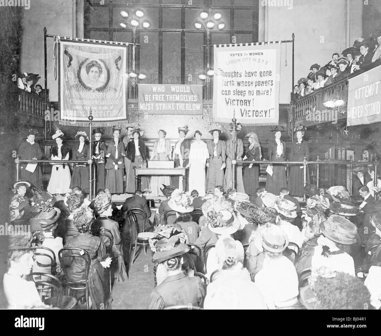 Une réunion à Caxton Hall avant le 'rush' de la Chambre des communes, octobre 1908 Démonstration. Artiste : Inconnu Banque D'Images