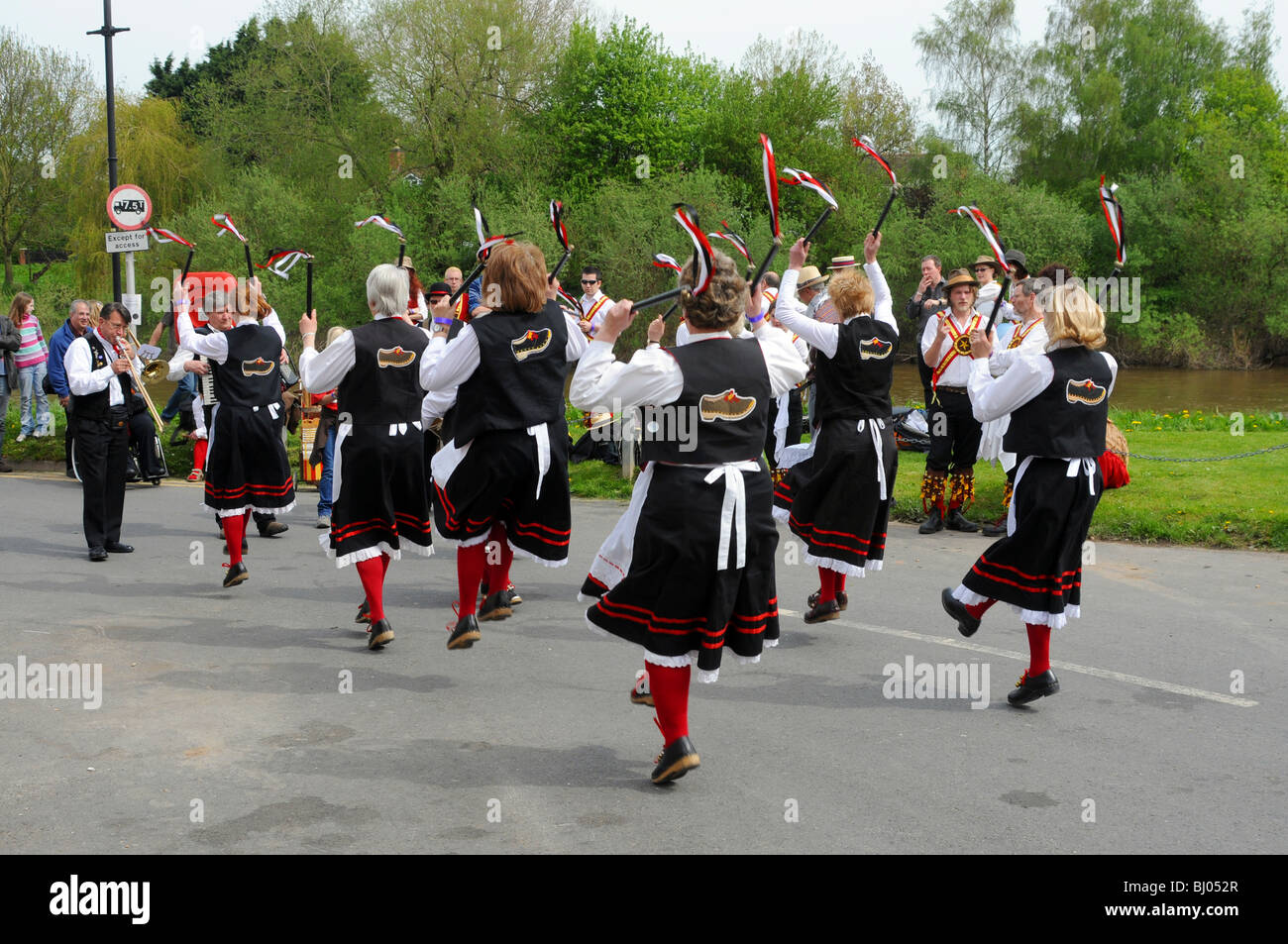 Morris Dancers en action. Mason's Apron, un boucher (nord-ouest) à danser à l'Upton-sur Severn folk festival Banque D'Images