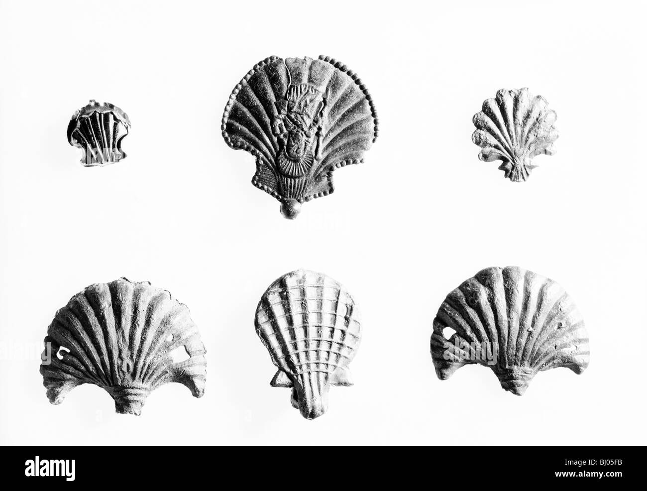 Insignes de pèlerinage médiéval en forme de coquilles st Jacques. Artiste : Inconnu Banque D'Images