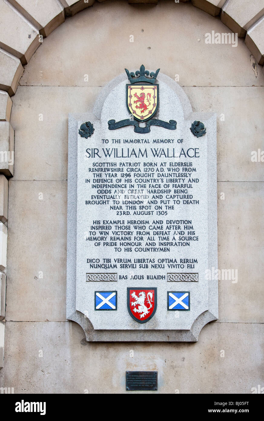 Plaque sur le mur de l'hôpital St Bartholomew commémorant l'exécution de Sir William Wallace en 1305 à West Smithfield, Londres, Royaume-Uni. Banque D'Images