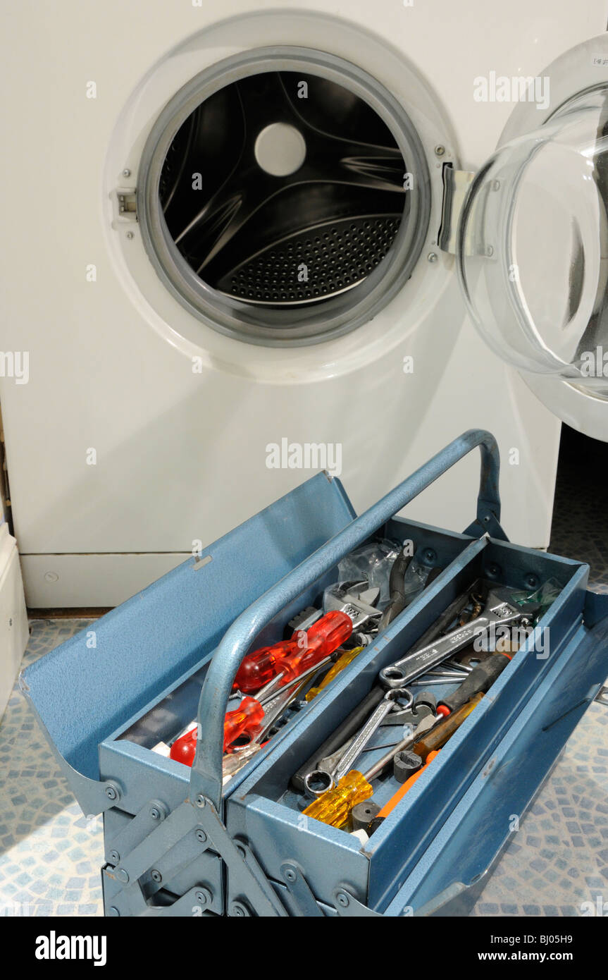 Machine à laver en panne Photo Stock - Alamy