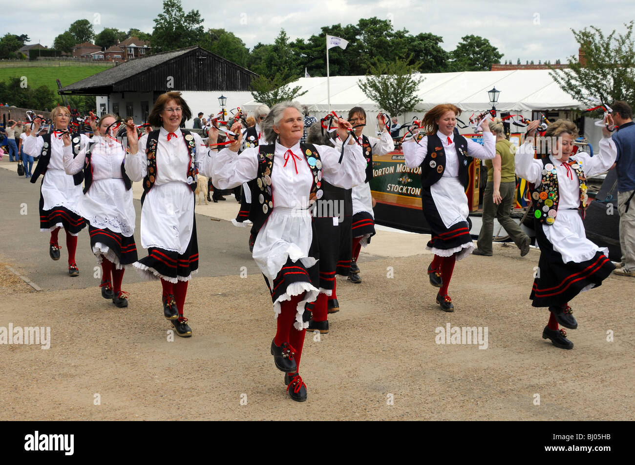 Morris Dancers en action. Mason's Apron, un boucher (nord-ouest) à la danse festival du Canal Braunston Banque D'Images