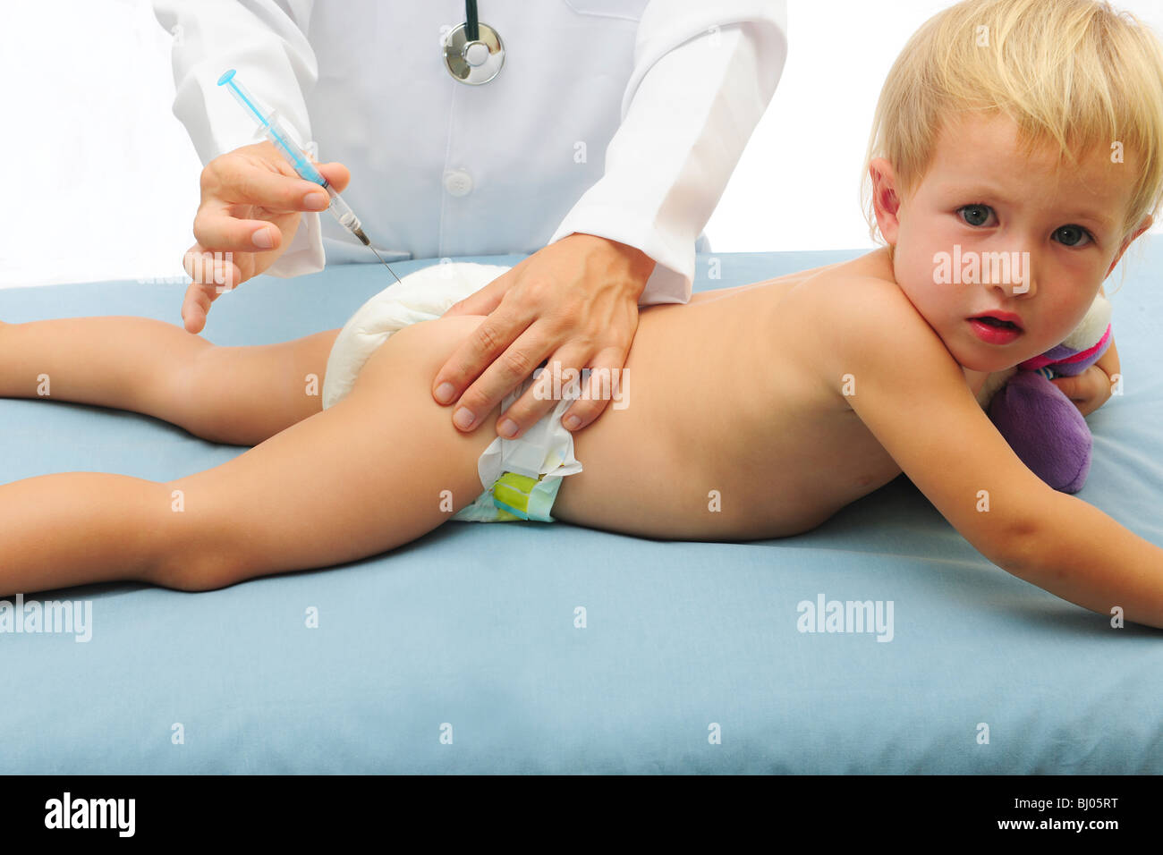 Прививка в ножку ребенку. Уколы маленьким детям. Внутримышечная инъекция детям.