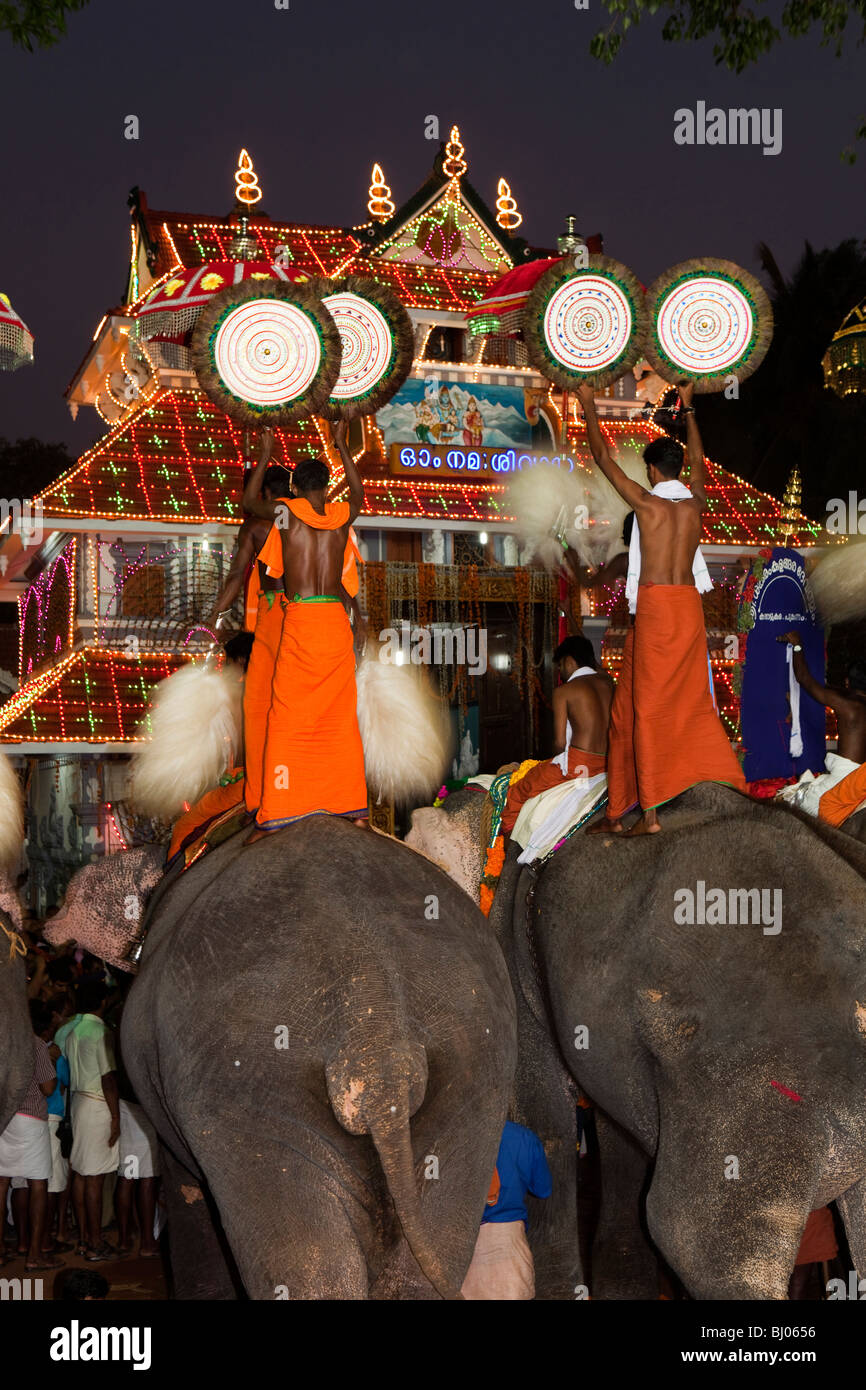 L'Inde, le Kerala, Koorkancherry Thaipooya Mahotsavam festival, Sree Maheswara Temple, Temple caparisoned elephants at night Banque D'Images