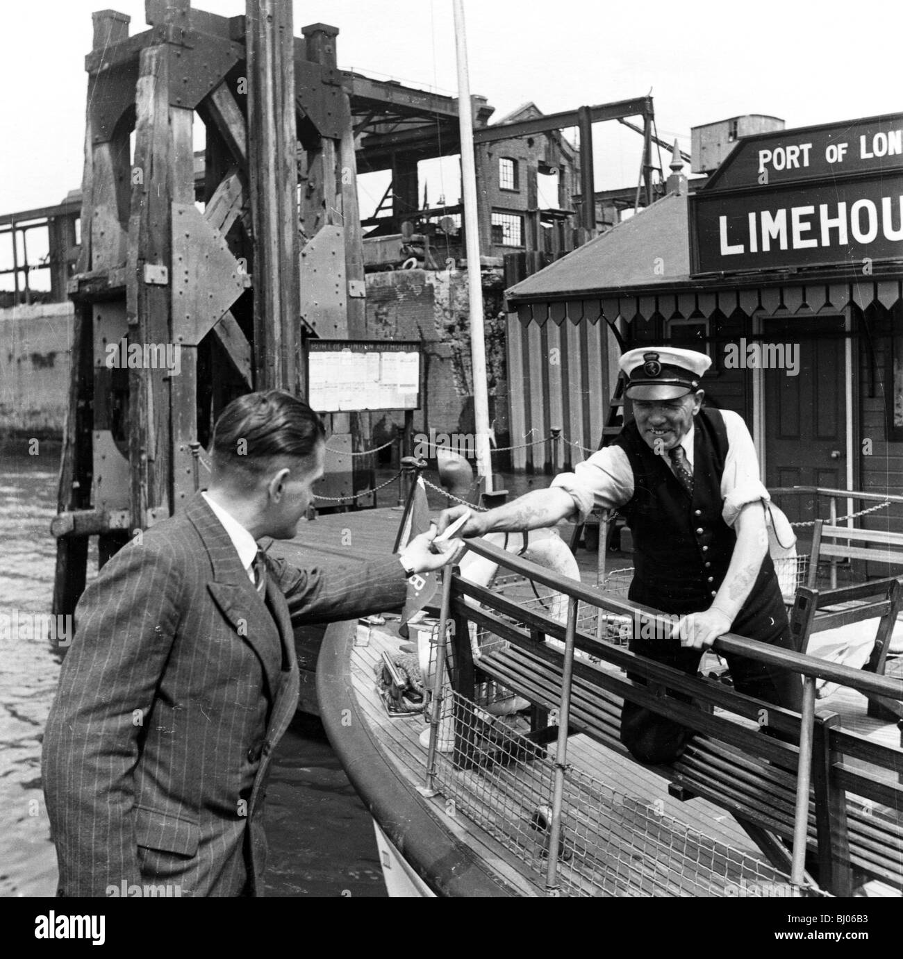 Jour de jeu sur la Tamise, Limehouse, Londres, 1954. Artiste : Henry Grant Banque D'Images