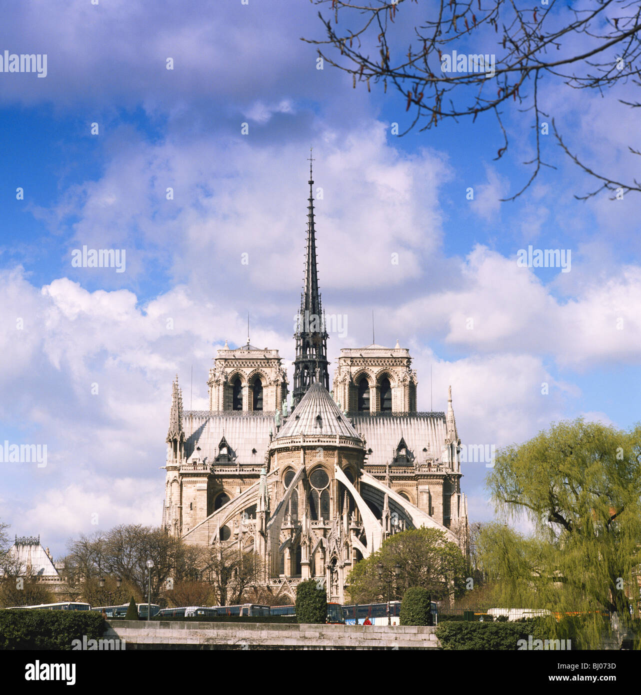 La Cathédrale Notre Dame, Paris, France, à partir de l'extrémité arrière montrant la fameuse flèche qui a été détruit le 15 avril 2019 Banque D'Images
