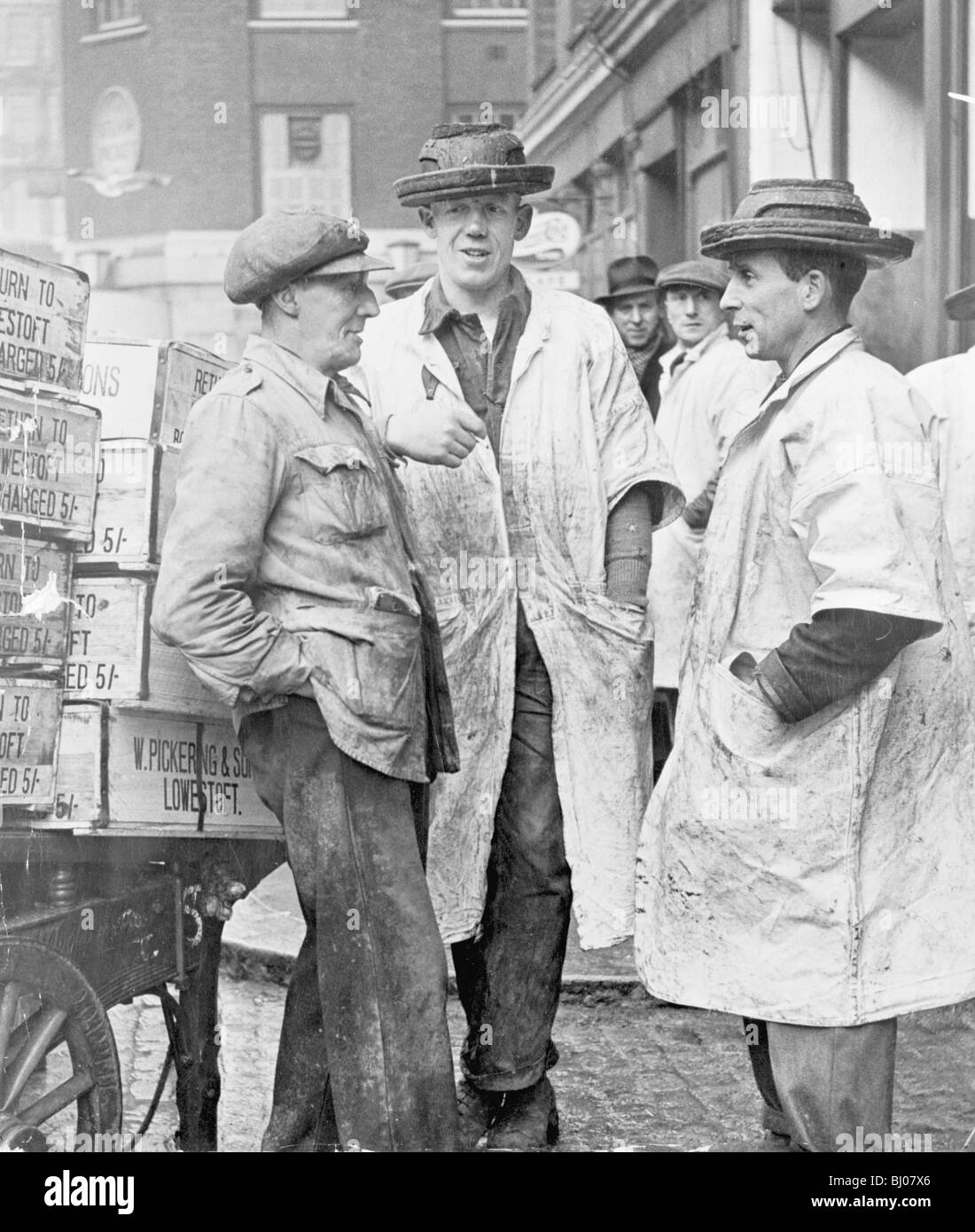 Les porteurs du marché de Billingsgate, Londres, 1954. Artiste : Inconnu Banque D'Images