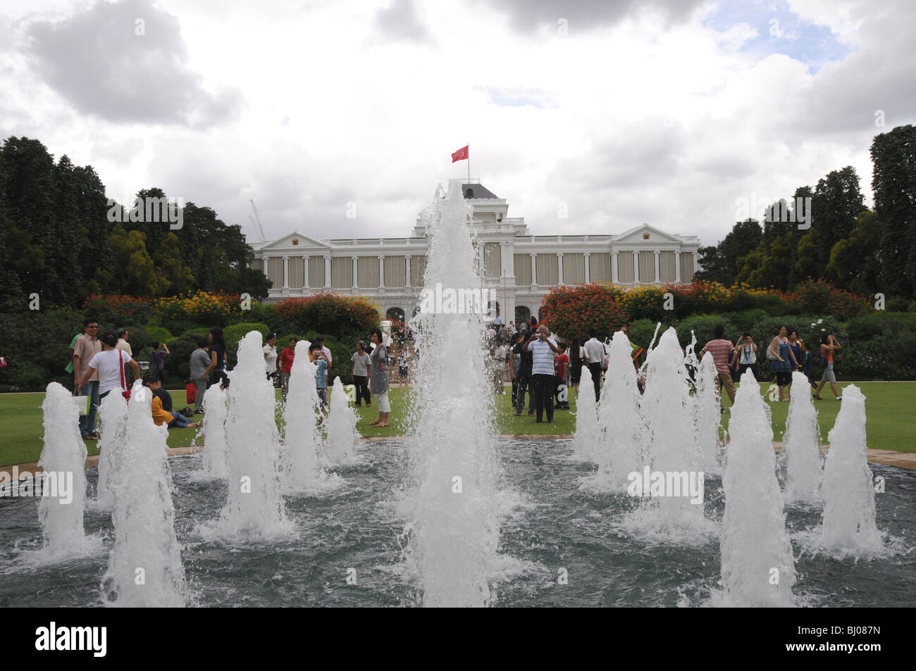 La façade de l'Istana, la résidence officielle du président de Singapour, vu à travers les fontaines dans les jardins. Banque D'Images