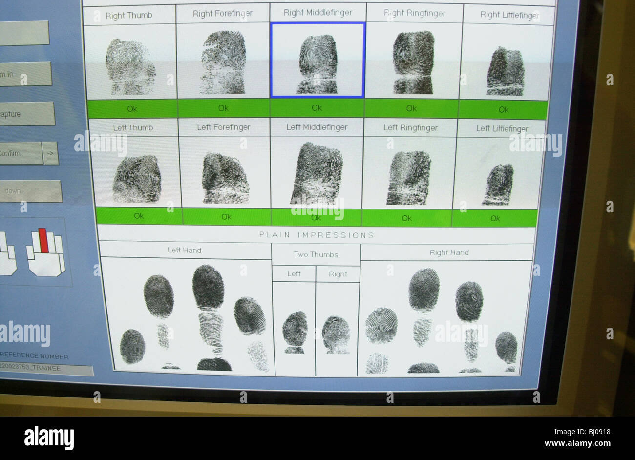 La police utilise une machine électronique permettant de lire et d'analises de doigt UK Banque D'Images