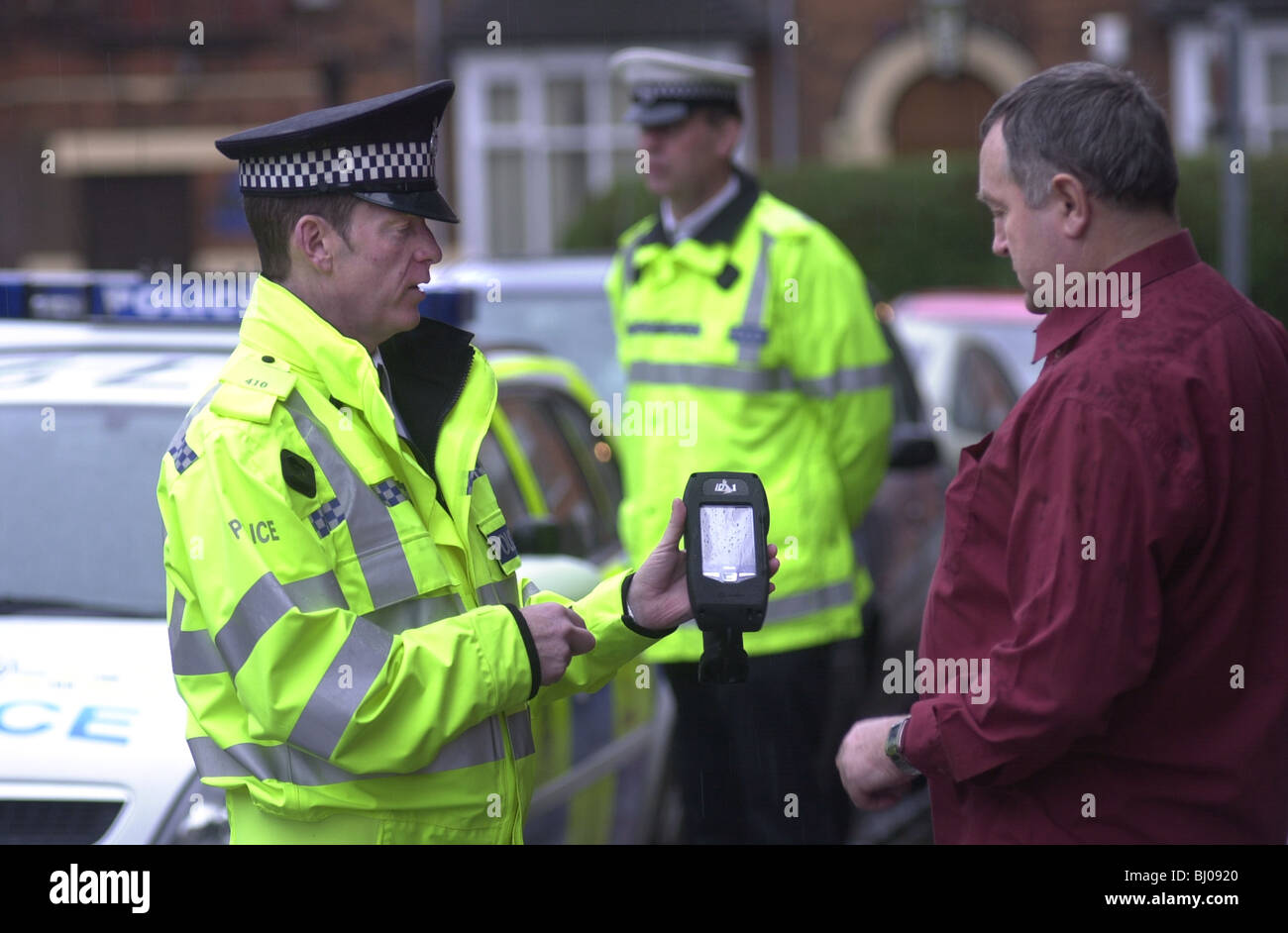 La police utilise une machine électronique permettant de lire et d'analises de doigt UK Banque D'Images