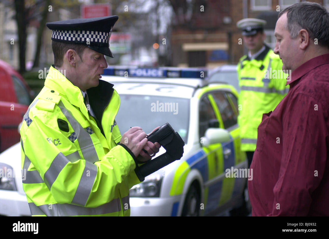 La police utilise une machine électronique permettant de lire et d'analises de doigt UK Banque D'Images