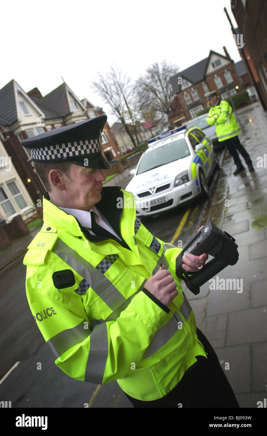 La police utilise une machine électronique permettant de lire et d'analises de doigt UK Banque D'Images