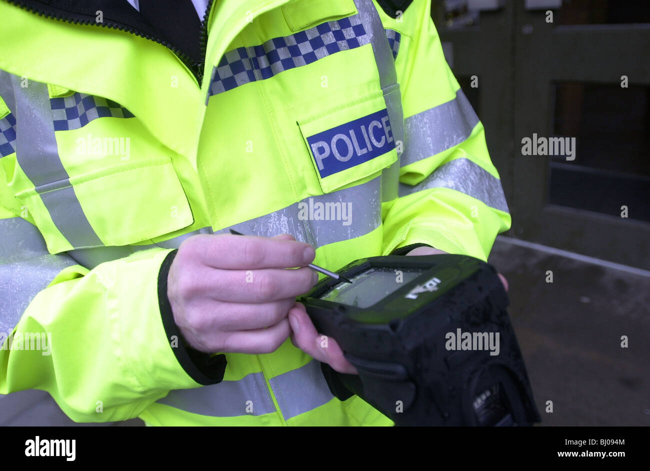 La police utilise une machine électronique qui lit et analyse les traces de doigt UK Banque D'Images