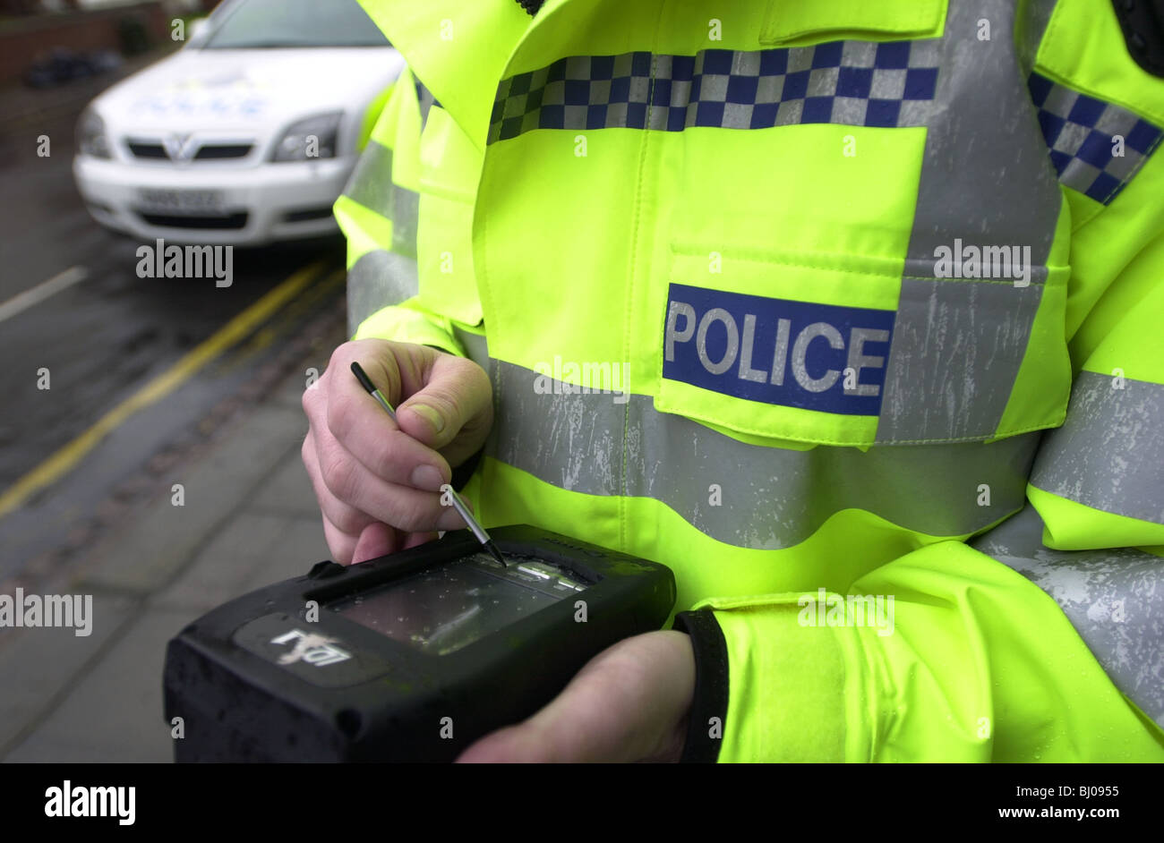 La police utilise une machine électronique qui lit et analyse les traces de doigt UK Banque D'Images