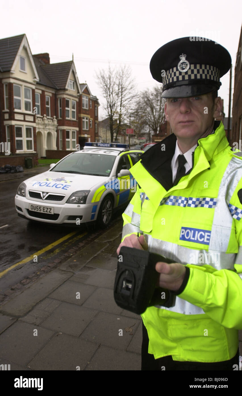 Agent de police avec une machine électronique qui lit et analyse les traces de doigt UK Banque D'Images