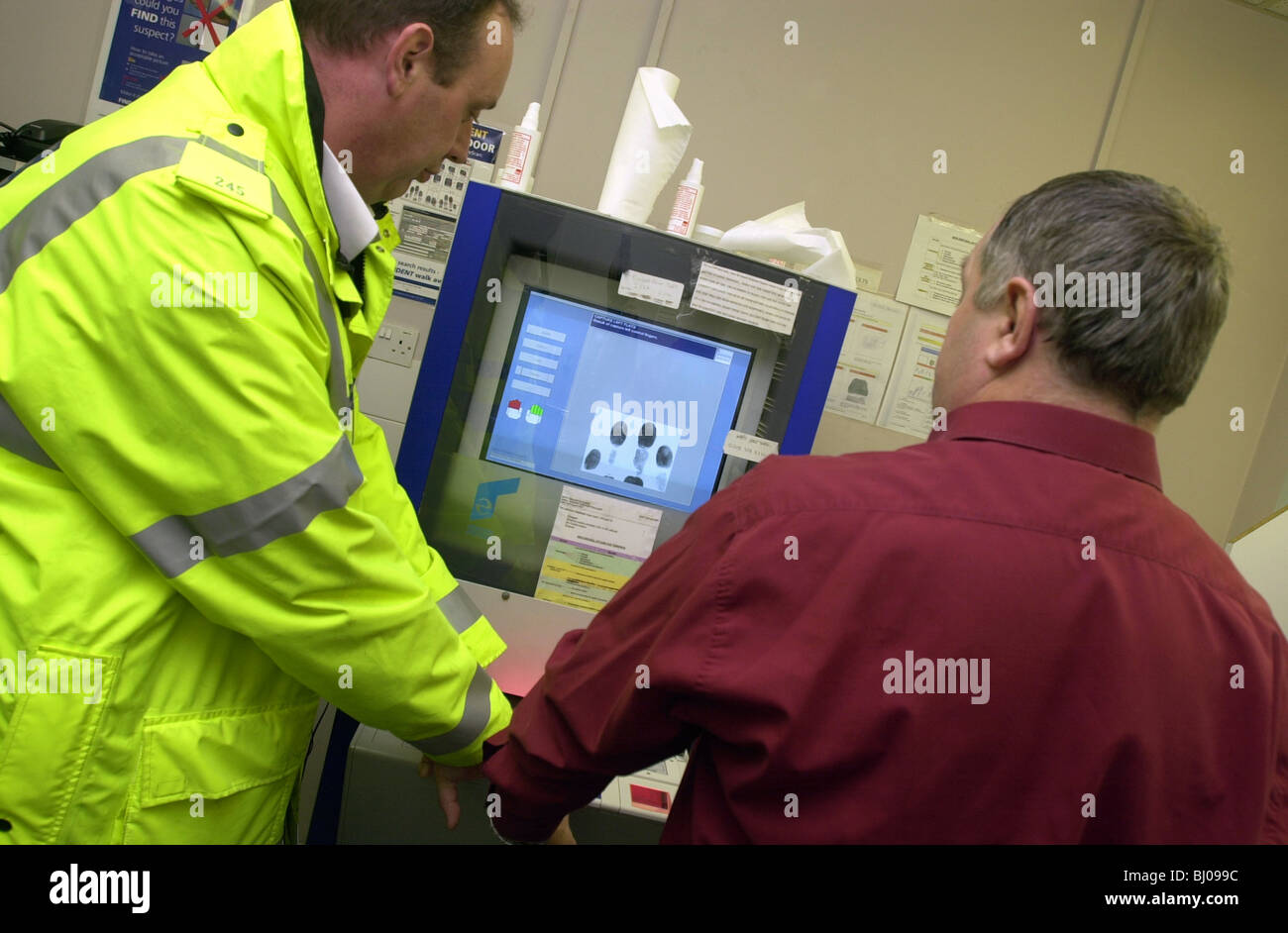 La police utilise une machine électronique qui lit et analyse les traces de doigt UK Banque D'Images