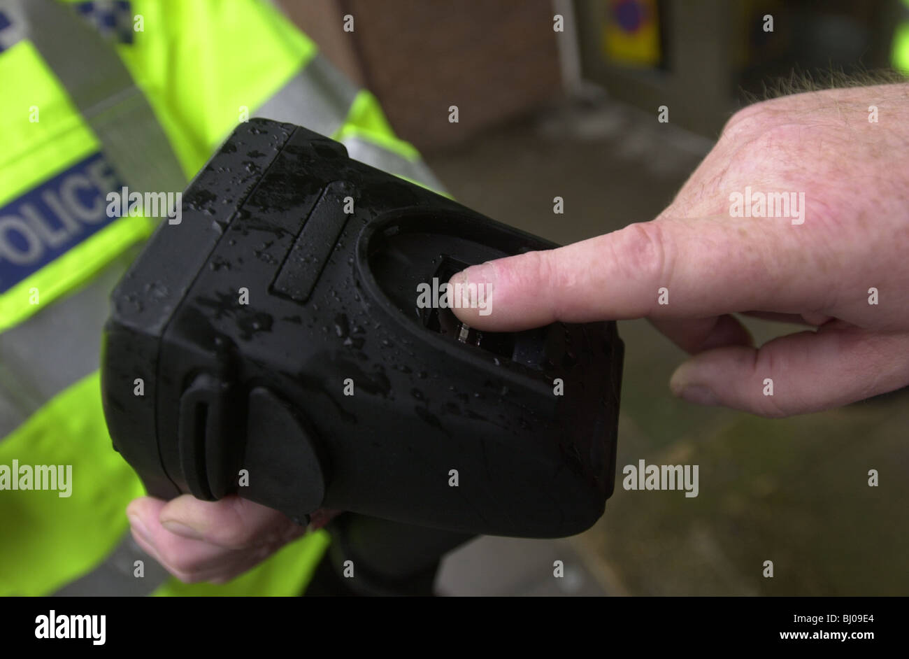 La police utilise une machine électronique qui lit et analyse les traces de doigt UK Banque D'Images