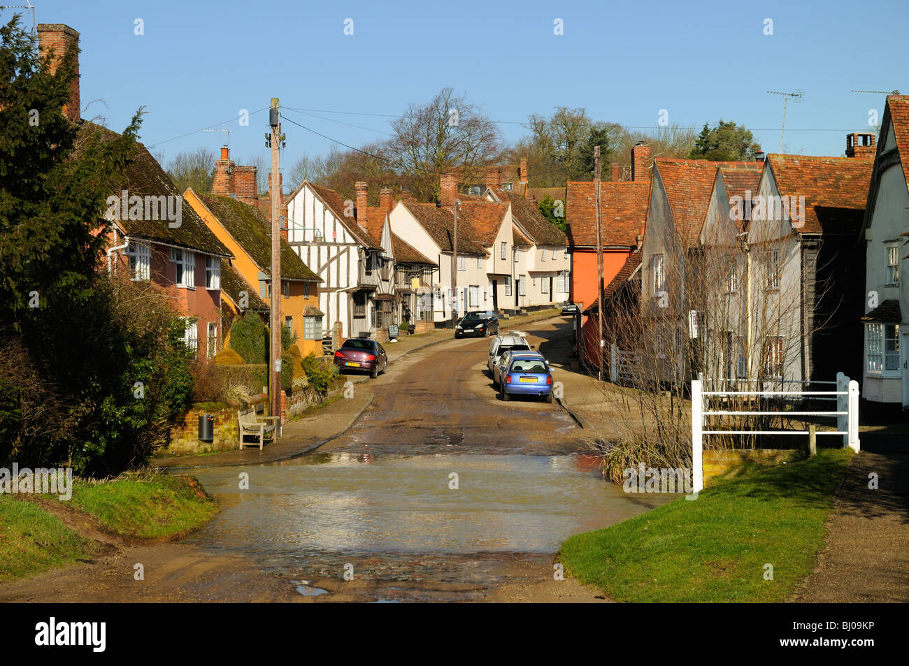 Maisons bordant la rue principale dans le village de Kersey dans le Suffolk, Angleterre. Banque D'Images