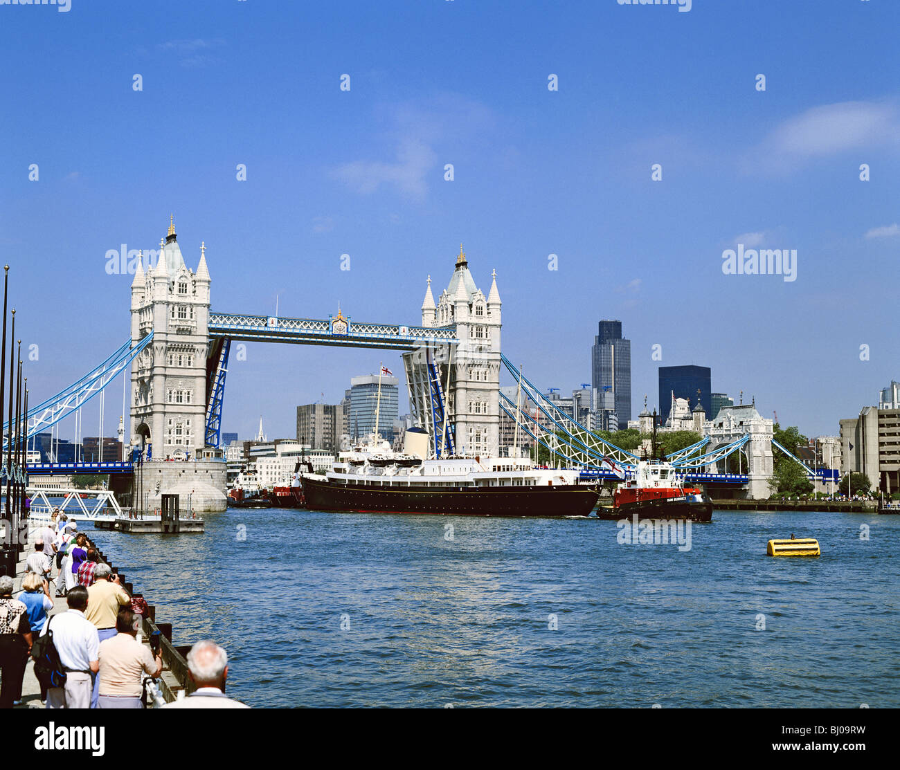 Tower Bridge ouvert pour le Yacht Royal Britannia de passer par quitter Londres, Angleterre, Grande-Bretagne, Royaume-Uni Banque D'Images