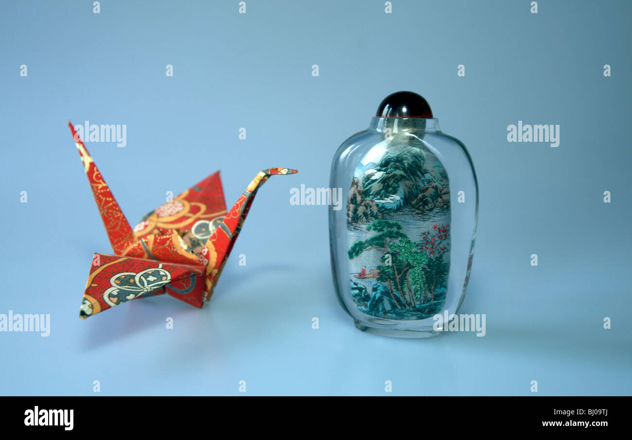 La grue d'Origami et jar parfum chinois Banque D'Images